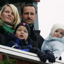 The Crown Prince and Crown Princess with their children at the world cup ski jump finals in Holmenkollen (Foto: Erlend Aas / Scanpix)
